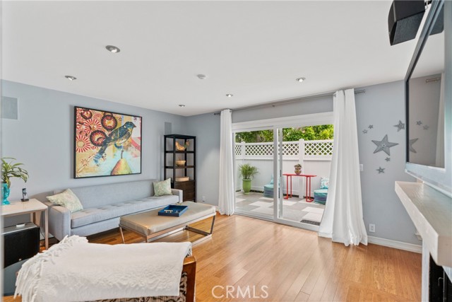 319 Emerald Street, Redondo Beach, California 90277, 2 Bedrooms Bedrooms, ,2 BathroomsBathrooms,Residential,Sold,Emerald,SB21122333