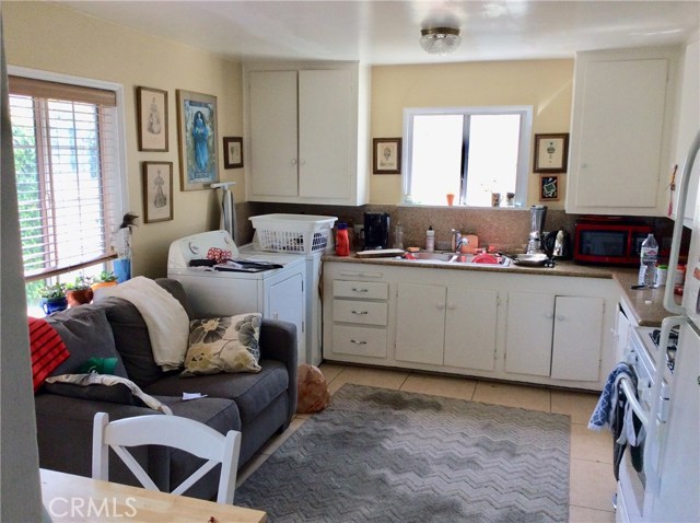 Granite counter tops and laundry inside