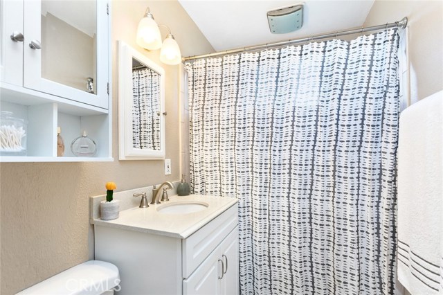 Hall bathroom with new vanity, quartz counter, shower/tub.