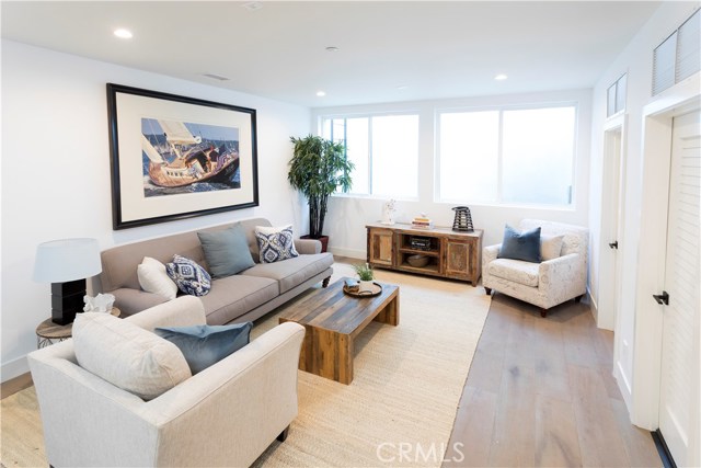 Basement with Full-Size Bathroom and built-in Wet Bar