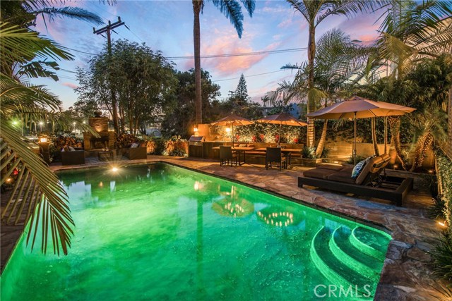 This is one gorgeous backyard!