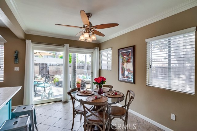 Dining area w crown molding