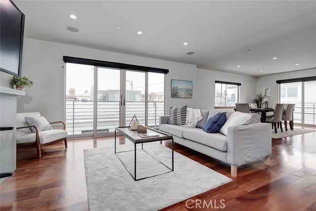 3215 Vista Drive, Manhattan Beach, California 90266, 3 Bedrooms Bedrooms, ,3 BathroomsBathrooms,Residential,Sold,Vista,SB20078547