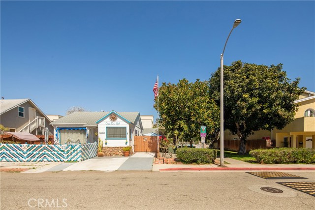 1040 Loma Drive, Hermosa Beach, California 90254, 3 Bedrooms Bedrooms, ,Residential,Sold,Loma,SB19091151