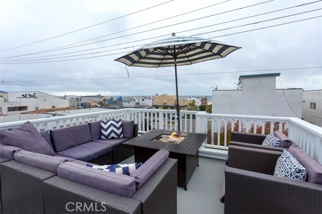125 4th Street, Hermosa Beach, California 90254, 4 Bedrooms Bedrooms, ,3 BathroomsBathrooms,Residential,Sold,4th,SB18054270