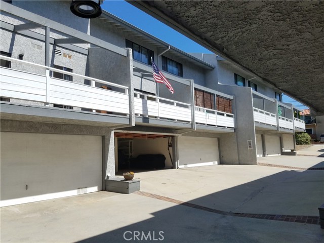 Balcony & open garage from driveway