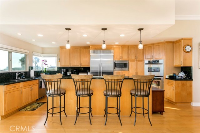 Chefs kitchen with breakfast bar with seating for four