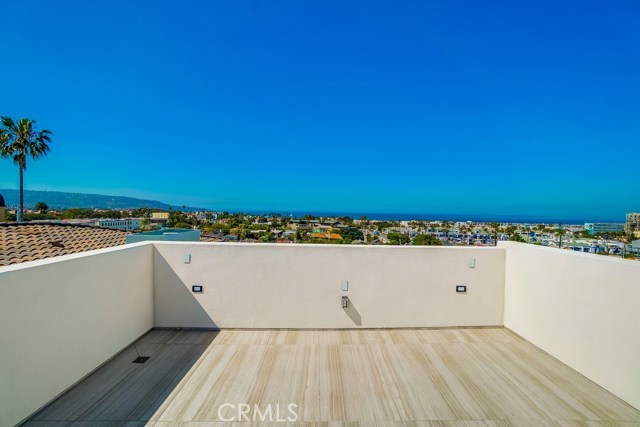 521 Helberta Avenue, Redondo Beach, California 90277, 4 Bedrooms Bedrooms, ,3 BathroomsBathrooms,Residential,Sold,Helberta,SB19088015