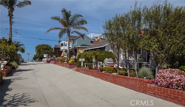 329 4th Street, Manhattan Beach, California 90266, 3 Bedrooms Bedrooms, ,2 BathroomsBathrooms,Residential,Sold,4th,SB18084128