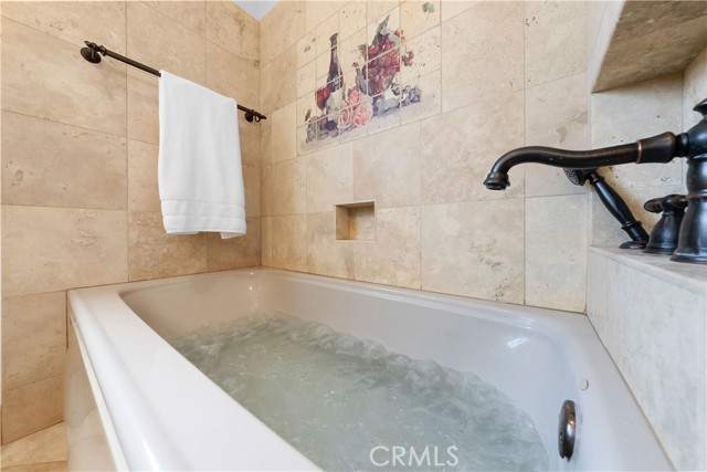 Bathroom 1 w Mircro-jets