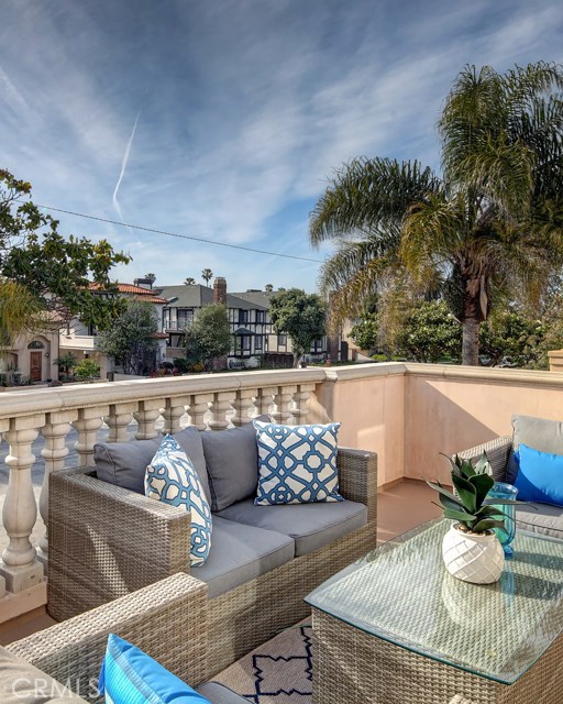 618 Broadway, Redondo Beach, California 90277, 3 Bedrooms Bedrooms, ,2 BathroomsBathrooms,Residential,Sold,Broadway,SB17101227