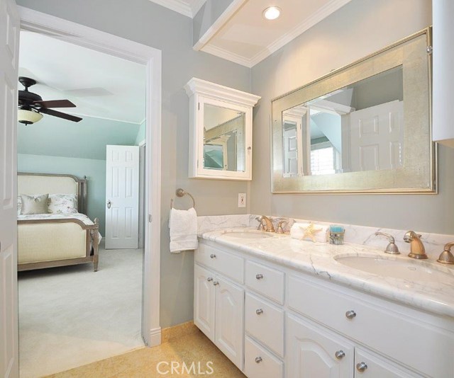 Jack & Jill Bathroom between Bedroom #3 & #4