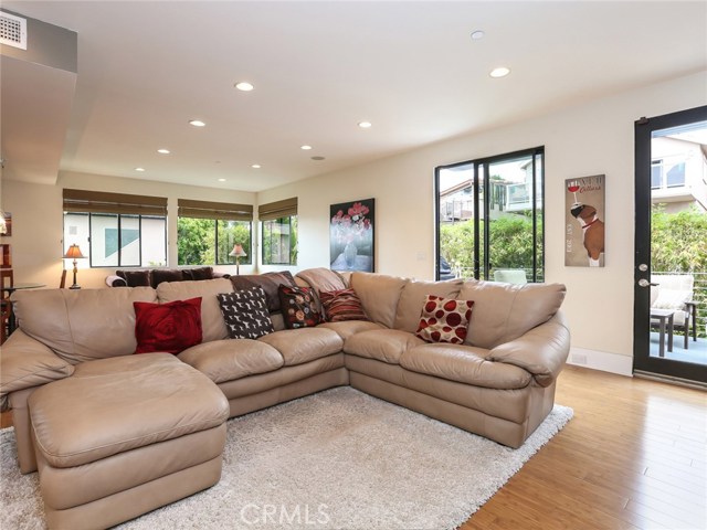 812 Juanita Avenue, Redondo Beach, California 90277, 5 Bedrooms Bedrooms, ,4 BathroomsBathrooms,Residential,Sold,Juanita,SB17114453