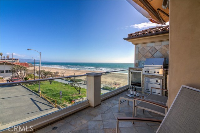 2702 The Strand, Manhattan Beach, California 90266, 3 Bedrooms Bedrooms, ,1 BathroomBathrooms,Residential,Sold,The Strand,SB17066172