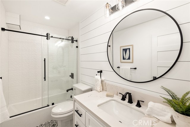 Waterfall Quartz Counters and Stylish Fixture Selections