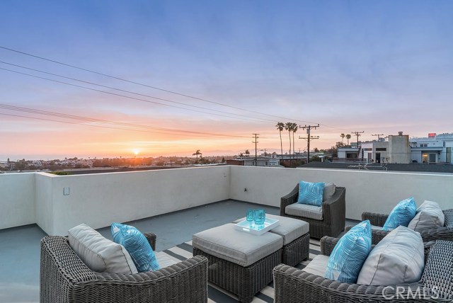 1830 Pacific Coast Highway, Hermosa Beach, California 90254, 3 Bedrooms Bedrooms, ,2 BathroomsBathrooms,Residential,Sold,Pacific Coast Highway,SB18096441