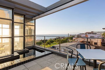 Oceanview deck with jacuzzi