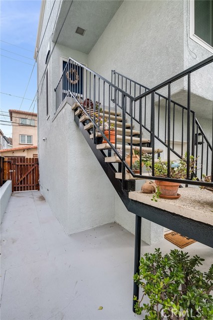 463 36th Place, Manhattan Beach, California 90266, 2 Bedrooms Bedrooms, ,1 BathroomBathrooms,Residential,Sold,36th,SB19098375