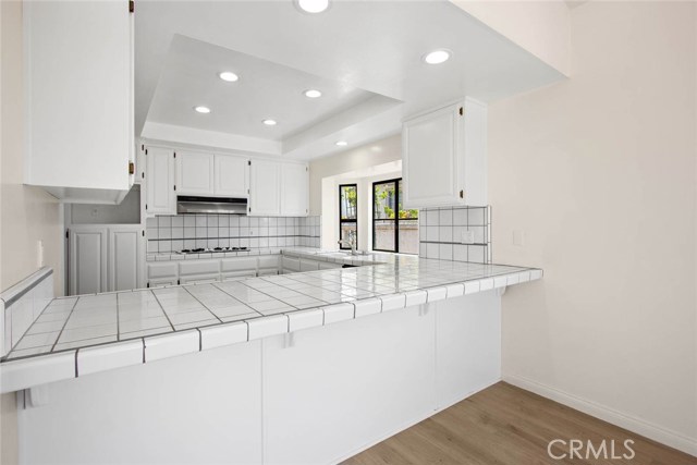 Kitchen with breakfast bar