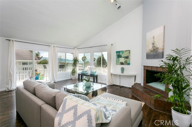 943 1st Street, Hermosa Beach, California 90254, 2 Bedrooms Bedrooms, ,2 BathroomsBathrooms,Residential,Sold,1st,SB17097562