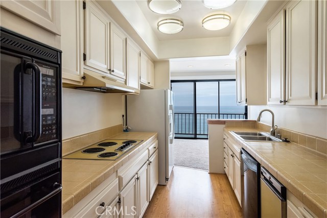 727 Esplanade, Redondo Beach, California 90277, 1 Bedroom Bedrooms, ,1 BathroomBathrooms,Residential,Sold,Esplanade,SB18295256