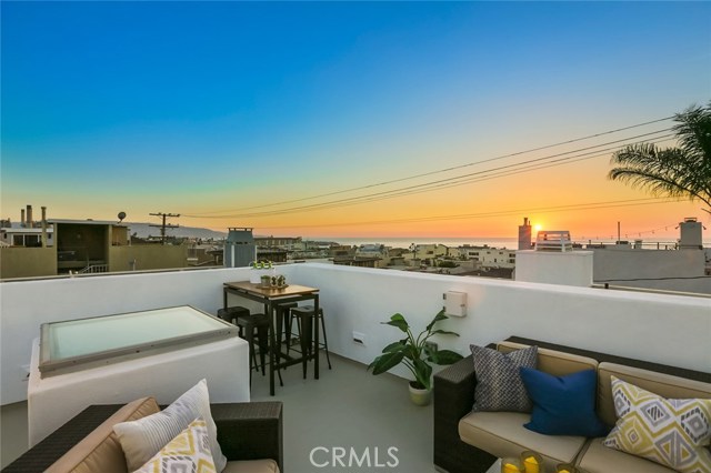 220 4th Street, Hermosa Beach, California 90254, 3 Bedrooms Bedrooms, ,4 BathroomsBathrooms,Residential,Sold,4th,PW18290182