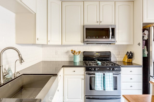 1140 Manhattan Beach Boulevard, Manhattan Beach, California 90266, 2 Bedrooms Bedrooms, ,3 BathroomsBathrooms,Residential,Sold,Manhattan Beach,SB17069886