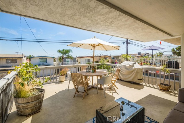 Huge deck off living room!