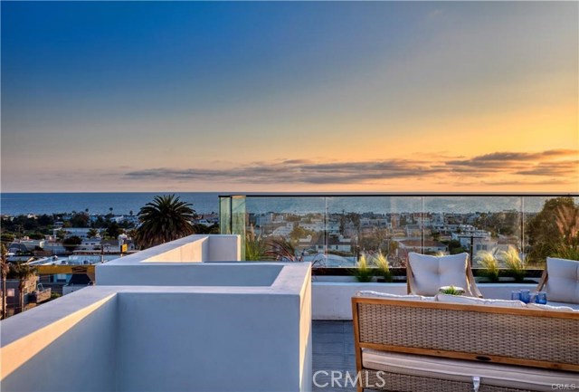 946 8th Street, Hermosa Beach, California 90254, 4 Bedrooms Bedrooms, ,3 BathroomsBathrooms,Residential,Sold,8th,SB20005641
