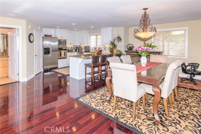 Spacious dining area and Rosewood flooring!