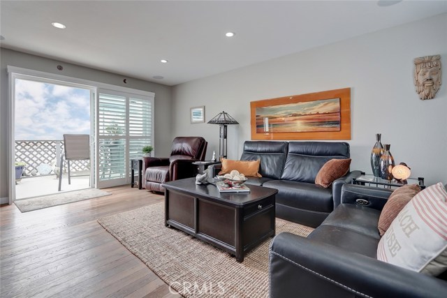 926 1st Street, Hermosa Beach, California 90254, 2 Bedrooms Bedrooms, ,2 BathroomsBathrooms,Residential,Sold,1st,SB20082752