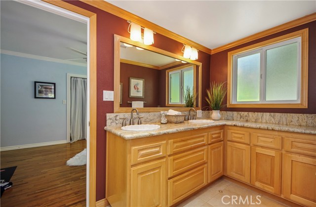 Jack n Jill bathroom for bedroom #'s 3 & 4