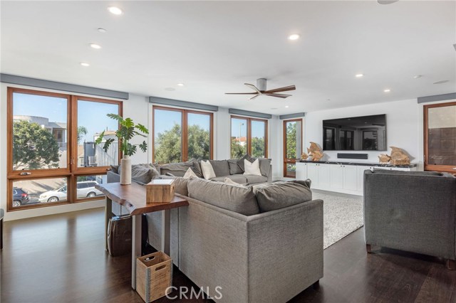 716 Manhattan Avenue, Manhattan Beach, California 90266, 3 Bedrooms Bedrooms, ,3 BathroomsBathrooms,Residential,Sold,Manhattan,SB20229192