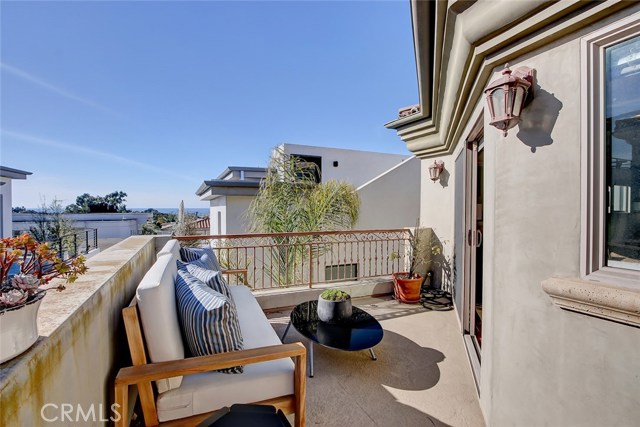 712 2nd Street, Hermosa Beach, California 90254, 4 Bedrooms Bedrooms, ,3 BathroomsBathrooms,Residential,Sold,2nd,SB20263075