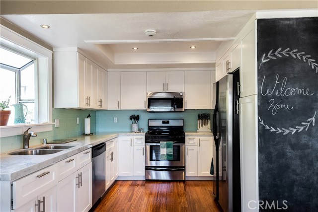 211 Helberta Avenue, Redondo Beach, California 90277, 2 Bedrooms Bedrooms, ,2 BathroomsBathrooms,Residential,Sold,Helberta,SB19015019