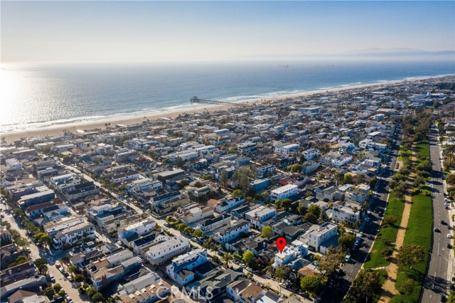 Located a walk to the beach, pier, greenbelt, and downtown Manhattan Beach.