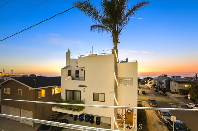 220 4th Street, Hermosa Beach, California 90254, 3 Bedrooms Bedrooms, ,4 BathroomsBathrooms,Residential,Sold,4th,PW18290182
