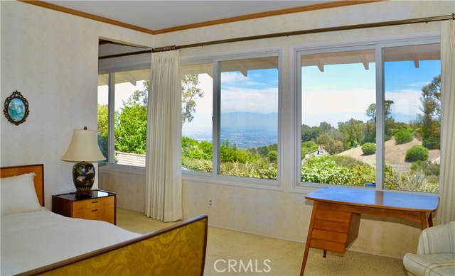 Master bedroom takes full advantage of the Views and has an ensuite bathroom.