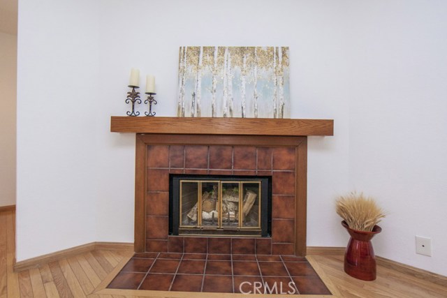 Tiled gas/wood burning fireplace.