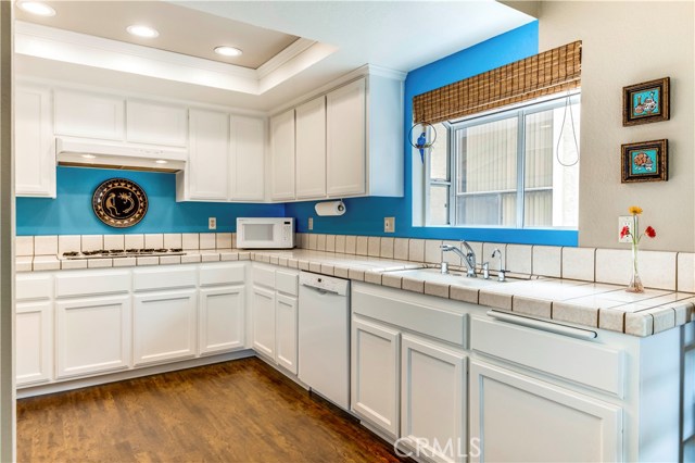 211 Helberta Avenue, Redondo Beach, California 90277, 2 Bedrooms Bedrooms, ,2 BathroomsBathrooms,Residential,Sold,Helberta,SB20006605