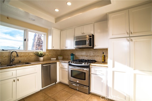 110 Guadalupe Avenue, Redondo Beach, California 90277, 3 Bedrooms Bedrooms, ,3 BathroomsBathrooms,Residential,Sold,Guadalupe,SB18068186