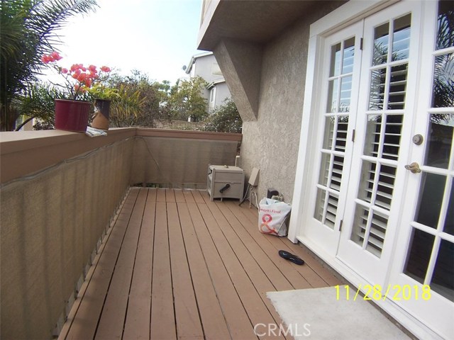 PRIVATE REAR DECK OFF LIVING ROOM