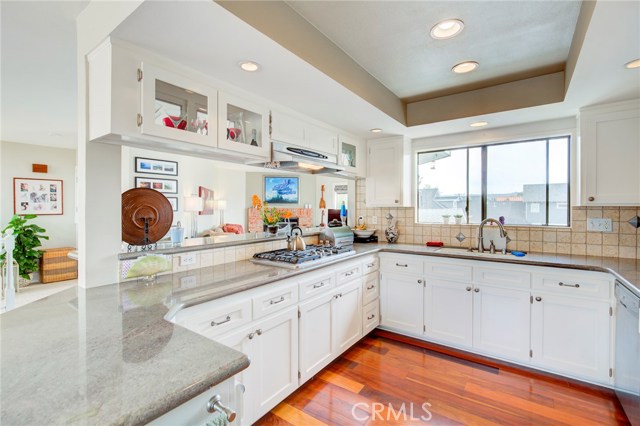 217 Helberta Avenue, Redondo Beach, California 90277, 3 Bedrooms Bedrooms, ,2 BathroomsBathrooms,Residential,Sold,Helberta,SB19082570