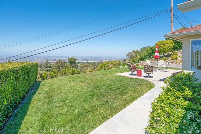 Nice Flat Backyard with views!
