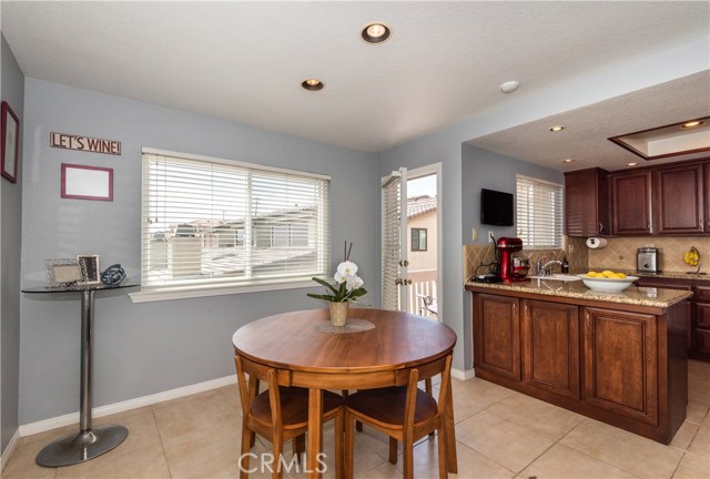Spacious and bright breakfast area - perfect for both casual family dinners, social gatherings and entertaining