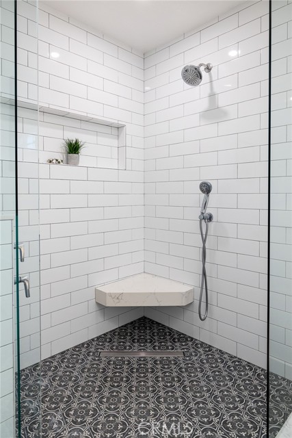 Dual shower head walk in shower.