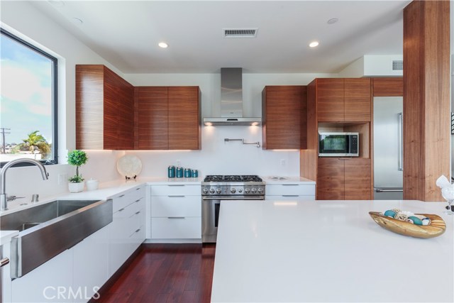 521 Gertruda, Redondo Beach, California 90277, 3 Bedrooms Bedrooms, ,4 BathroomsBathrooms,Residential,Sold,Gertruda,PV17183472