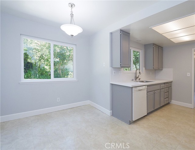 Ample eating area in kitchen Ample eating area in kitchen