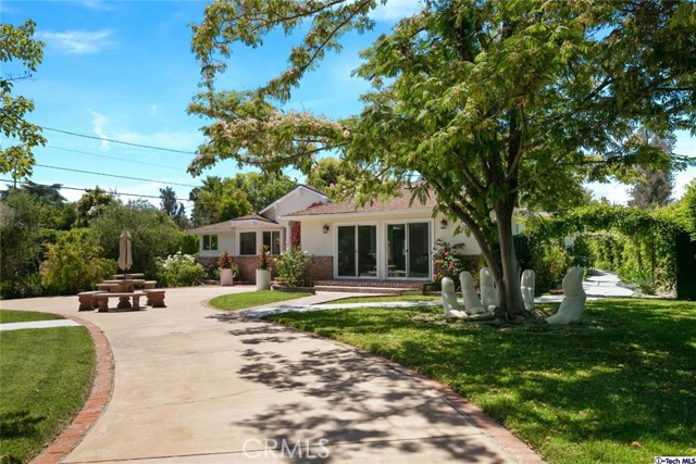 Photo of 23202 Oxnard Street, Woodland Hills, CA 91367