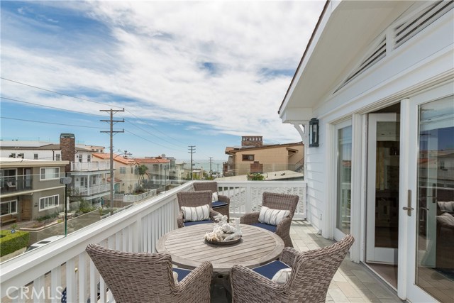 339 28th Street, Hermosa Beach, California 90254, 4 Bedrooms Bedrooms, ,3 BathroomsBathrooms,Residential,Sold,28th,SB17103004